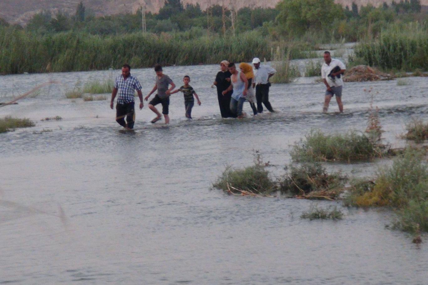 Baraj kapakları açılınca tarlalar su altında kaldı Baraj kapakları açılınca tarlalar su altında kaldı